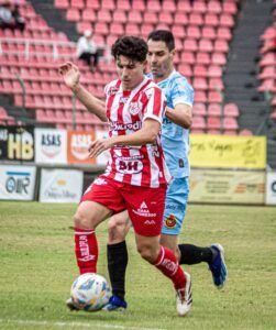 Torcida do Democrata na Arena do Jacaré durante jogo contra o North Juliano em ação no empate entre Democrata e North Jogadores do Democrata pressionam o North em partida decisiva do Módulo II