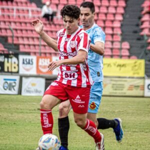 Torcida do Democrata na Arena do Jacaré durante jogo contra o North Juliano em ação no empate entre Democrata e North Jogadores do Democrata pressionam o North em partida decisiva do Módulo II