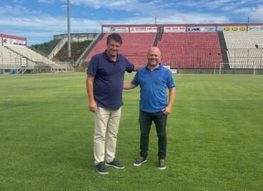 Renato Paiva recebe Adilson Batista em visita técnica à Arena do Jacaré para avaliação de gramado e vestiários