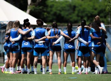 Jogadoras do Cruzeiro Feminino em campo na Arena do Jacaré antes da estreia como mandante no Brasileirão 2026