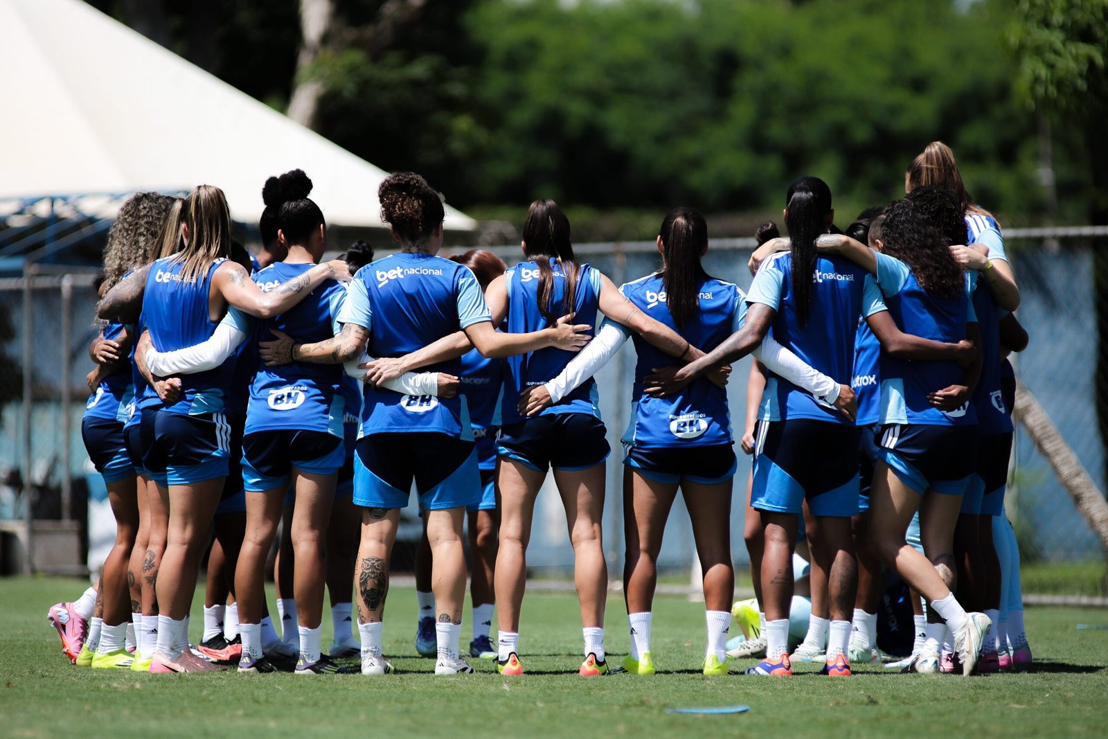 Jogadoras do Cruzeiro Feminino em campo na Arena do Jacaré antes da estreia como mandante no Brasileirão 2026